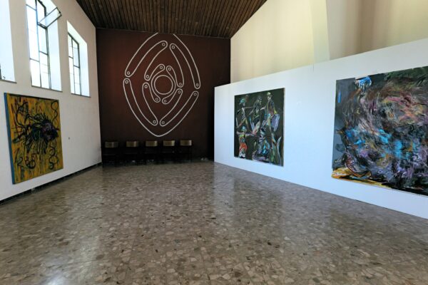 Ausstellungsansicht: „Luka Širok: OBEX VICTA“, Christkönig-Kirche Krumpendorf, 2026, Foto: Rudi Lechner