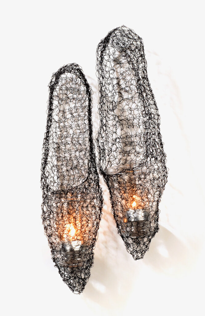 Ruth Wegerer, Schuhe Gr. 39, 2025, Wire Work Art, Rastlbinderei, ca. 27 x 9 x 5 cm, Foto: Ruth Wegerer