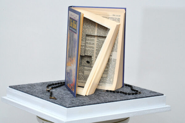 Petra Tragauer, schnitt.tiefe, 2026, Buch, Rosenkranz, 32 x 32 x 32 cm, © Petra Tragauer