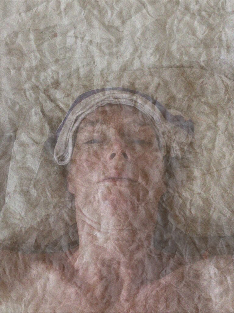 Sigrid Friedmann, Ausgelockt, 2026, Videostill, HD-Video, 16:9, Projektion auf Tontafel