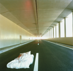 Isabel Belherdis, Fall into place II (mise en place), 2003/2017, C-Print von analog fotografiertem, digitalisiertem Negativ auf Alu-Dibond, Edition 1 + 1 AP, 120 x 120 cm, © Isabel Belherdis / Bildrecht, Wien 2026