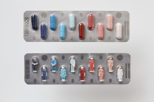 Lorenz Friedrich, Hospital Staff, 2025, Holz bemalt, Kunststoff, 40 x 10 x 48 cm, Foto: © Lorenz Friedrich