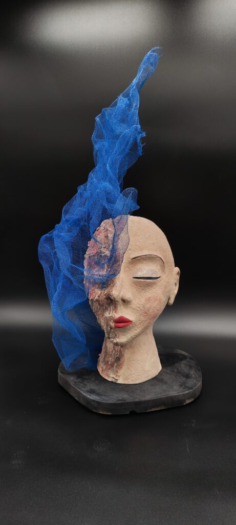 Karin Klimbacher, Eigentlich sollte ich gehen, 2026, Keramik, Engobefarben, 60 x 45 cm