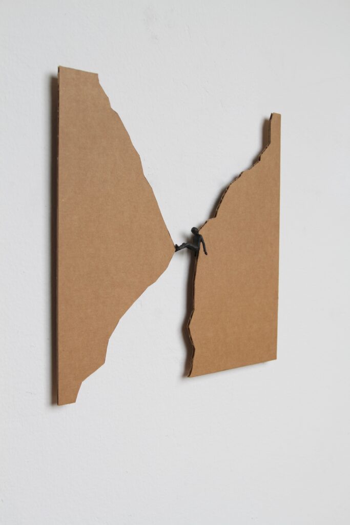 Lorenz Friedrich, Ohne Titel, 2025, Bronze, Karton, 34 x 34 x 3 cm, Foto: © Lorenz Friedrich