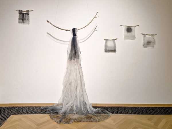 Marlies Liekfeld-Rapetti, t r o t z d e m, 2026, Schwemmholz, Kunststoff-Baunetz, Tüll, Acryl, Lack, Maße variabel, Foto: Melitta Moschik