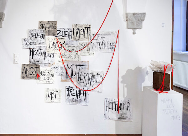 Inge Lasser, Demokratie (Detail), 2026, Mixed Media, Größe variabel, Rauminstallation im Dinzlschloss, Villach, Foto: Katharina Acht