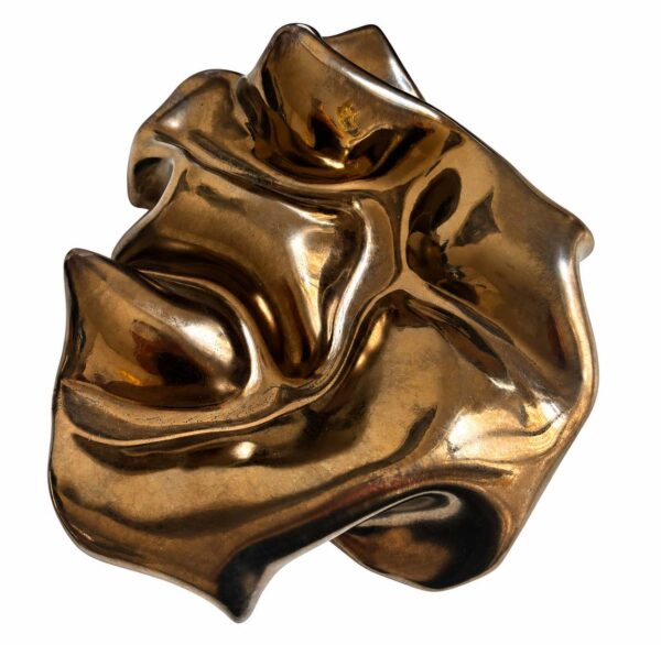 Sissa Micheli, The Folds of the Devine I, 2026, Keramikfalte, Bronzeglasur, AIR Künstlerstadt Gmünd, © Sissa Micheli / Bildrecht, Wien 2026